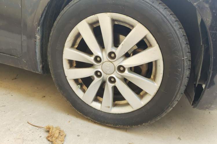 Used Kia K3 2013 1.6L Automatic GLS Right Front Wheel Hub