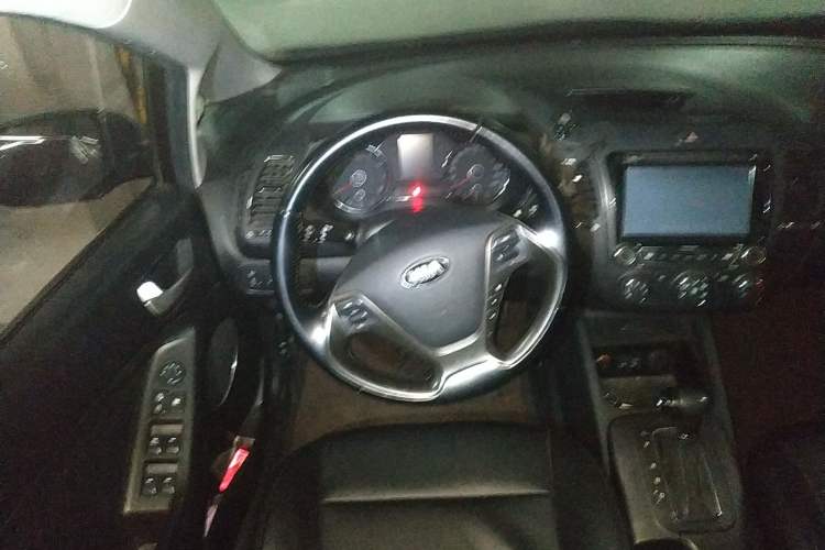 Used Kia K3 2013 1.6L Automatic GLS Steering Wheel