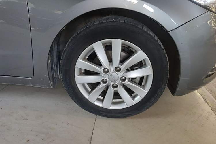 Used Kia K3 2013 1.6L Manual GLS Right Front Wheel Hub
