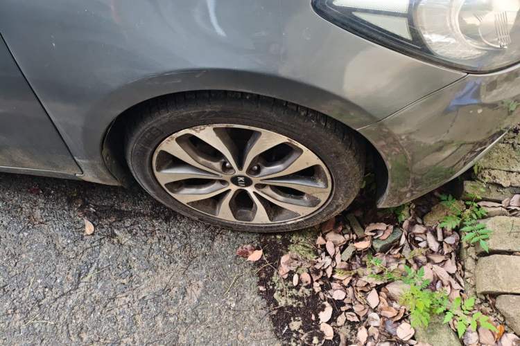 Used Kia K3 2013 1.6L Automatic Premium Right Front Wheel Hub