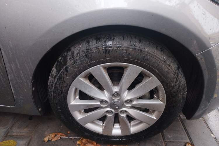 Used Kia K3 2013 1.6L Manual GLS Right Front Wheel Hub