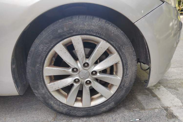 Used Kia K3 2013 1.6L Manual GLS Right Front Wheel Hub