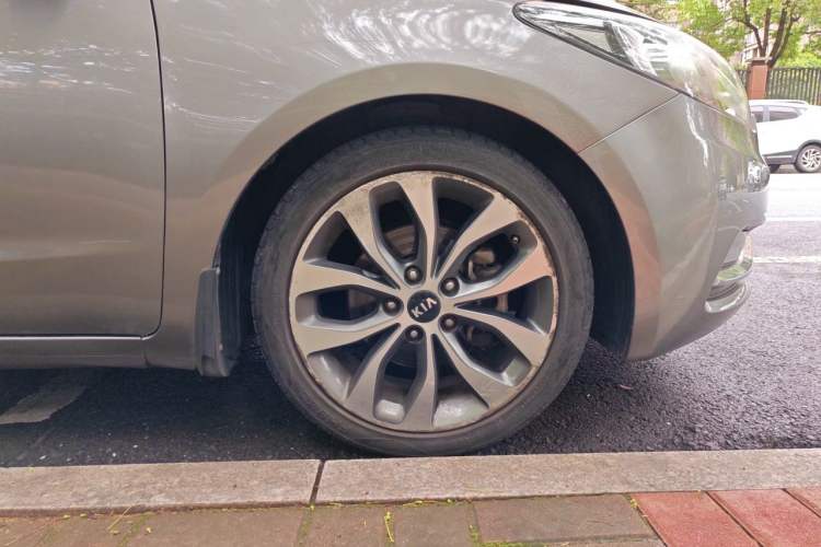 Used Kia K3 2013 1.6L Automatic Premium Right Front Wheel Hub