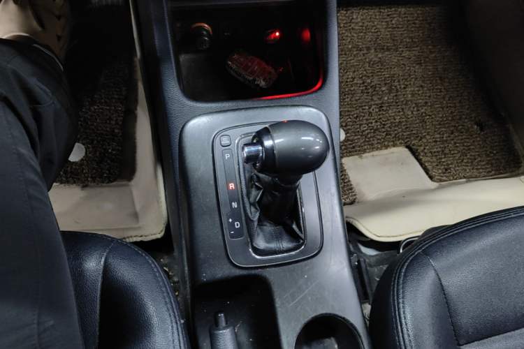 Used Kia K3 2013 1.6L Automatic GLS Gear Lever