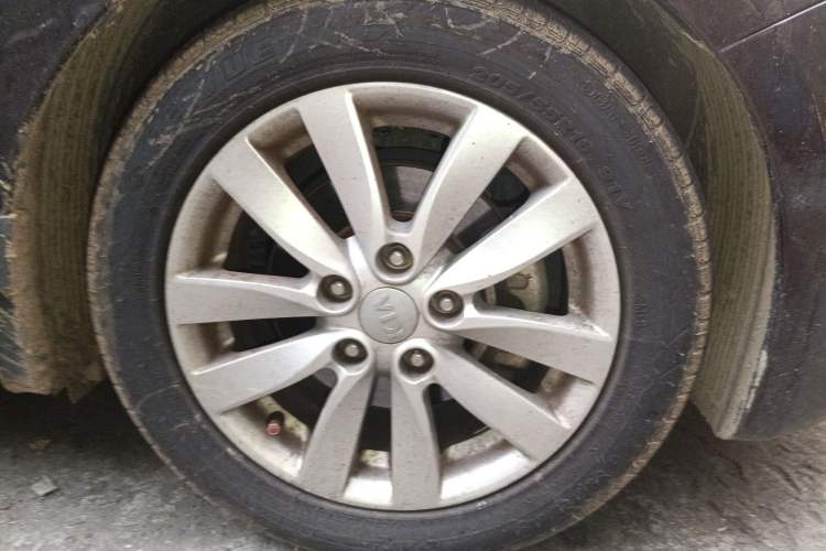 Used Kia K3 2013 1.6L Automatic GLS Right Front Wheel Hub
