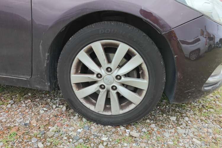 Used Kia K3 2013 1.6L Automatic DLX Right Front Wheel Hub