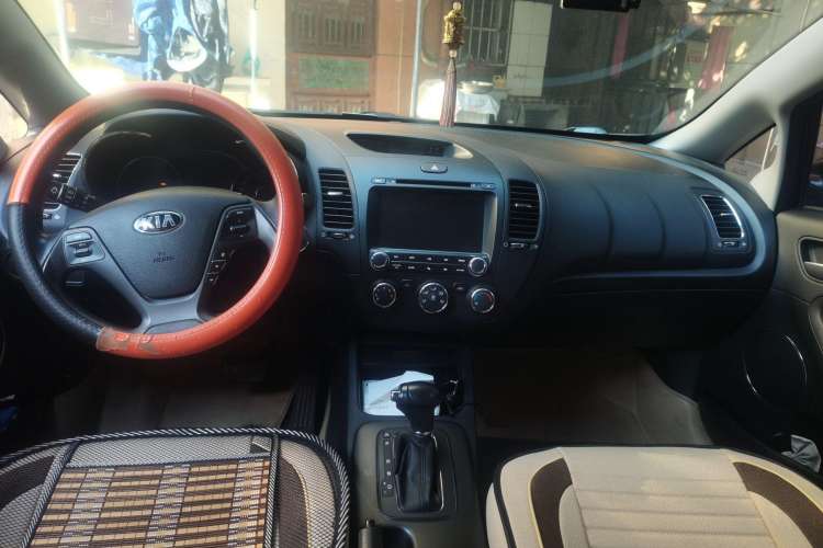 Used Kia K3 2013 1.6L Automatic GLS Center Console