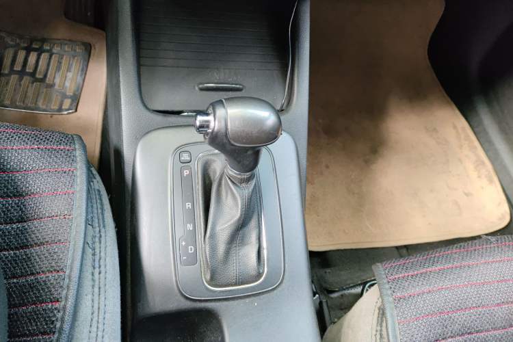 Used Kia K3 2013 1.6L Automatic GLS Gear Lever