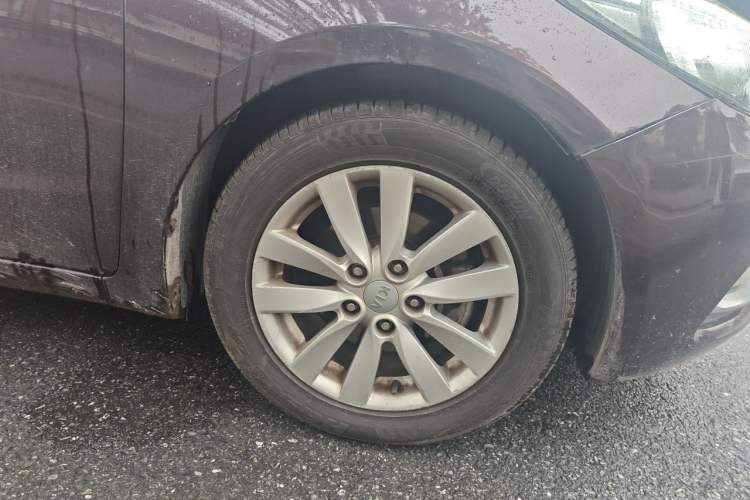 Used Kia K3 2013 1.6L Automatic GLS Right Front Wheel Hub