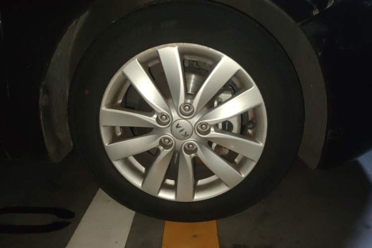 Used Kia K3 2013 1.6L Automatic DLX Right Front Wheel Hub
