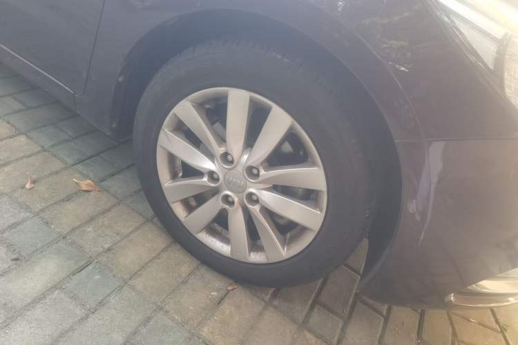 Used Kia K3 2013 1.6L Automatic GLS Right Front Wheel Hub