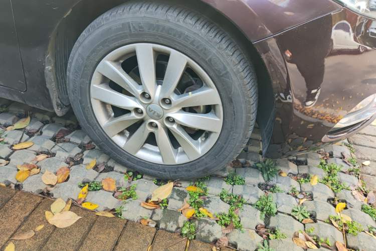 Used Kia K3 2013 1.6L Automatic GLS Right Front Wheel Hub