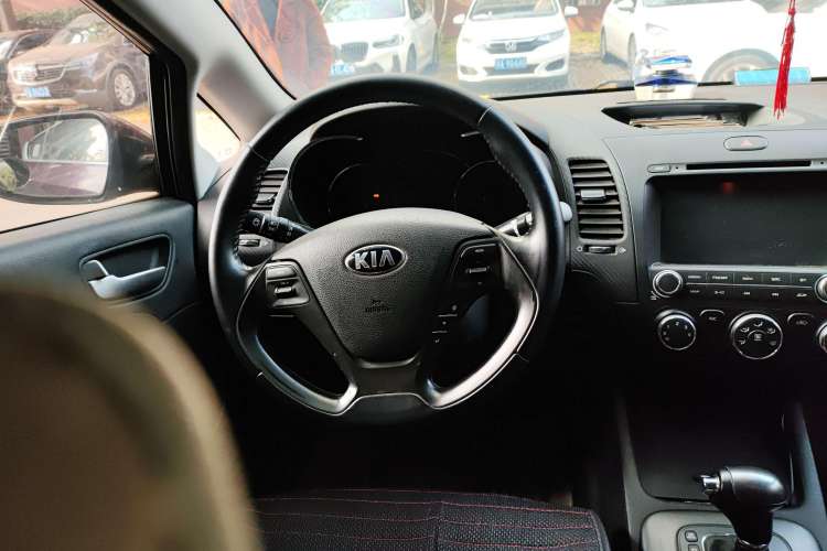 Used Kia K3 2013 1.6L Automatic GLS Steering Wheel
