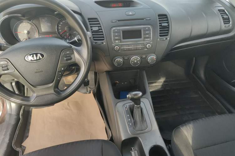 Used Kia K3 2013 1.6L Automatic GL Center Console