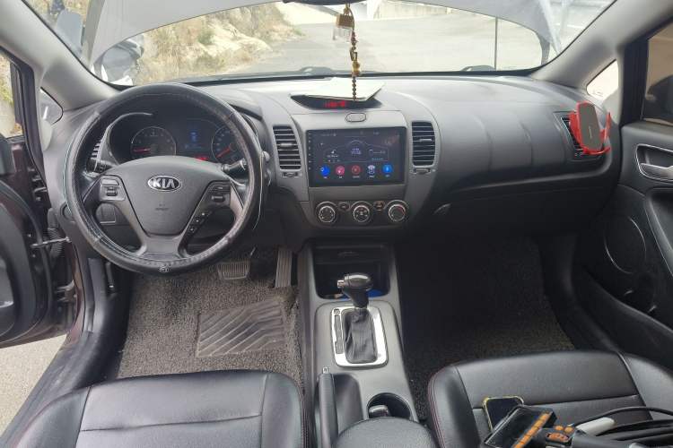 Used Kia K3 2013 1.6L Automatic GLS Center Console