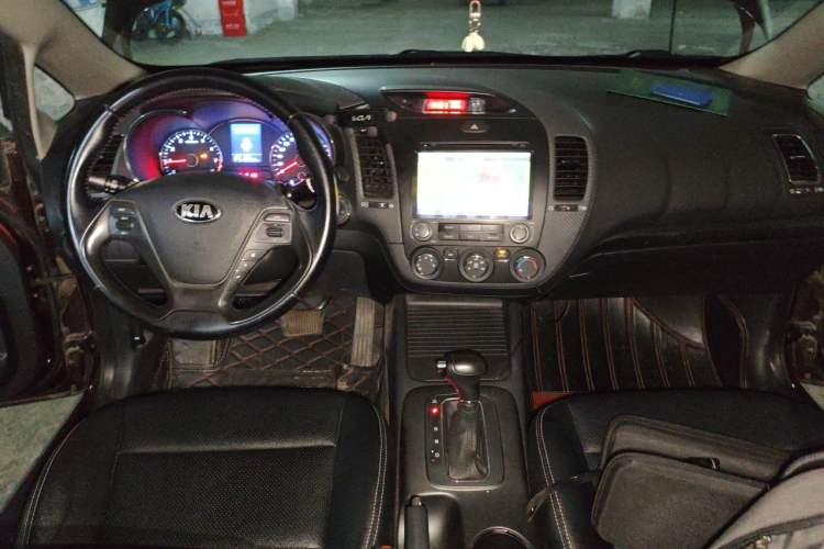 Used Kia K3 2013 1.6L Automatic GLS Center Console