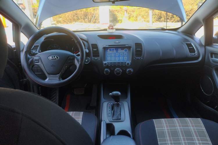 Used Kia K3 2013 1.6L Automatic GLS Center Console