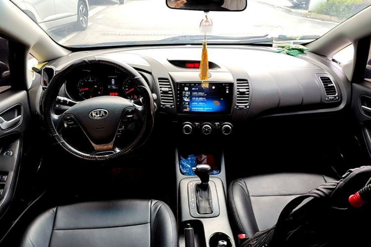 Used Kia K3 2013 1.6L Automatic GLS Center Console
