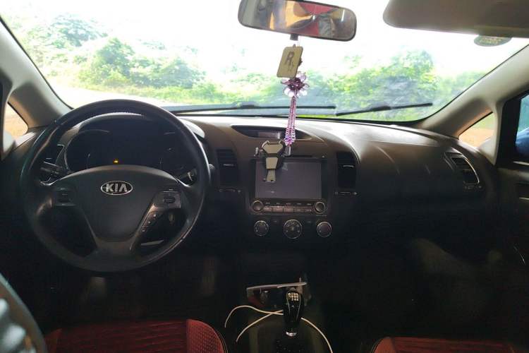 Used Kia K3 2013 1.6L Manual GLS Center Console