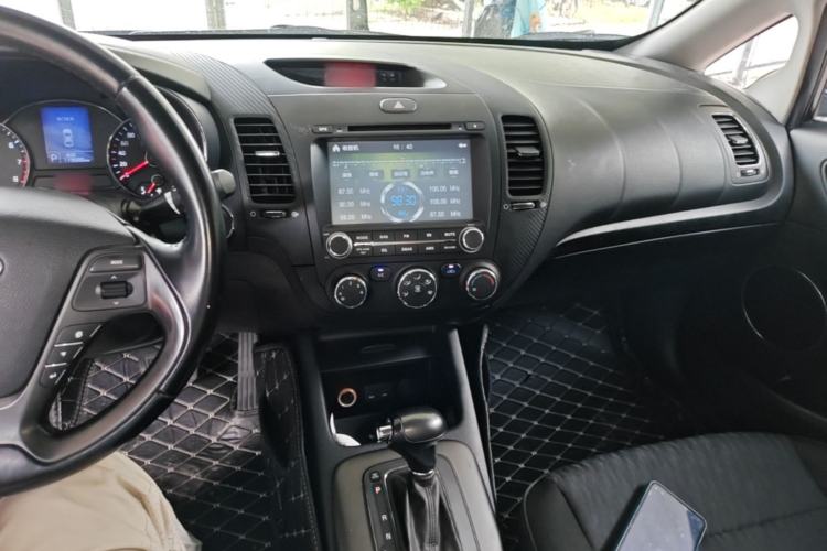 Used Kia K3 2013 1.6L Automatic GLS Center Console