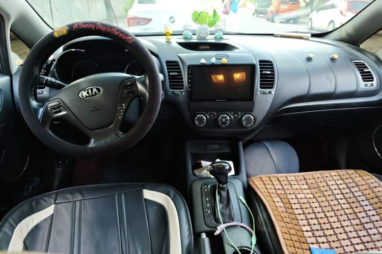 Used Kia K3 2013 1.6L Automatic GLS Center Console