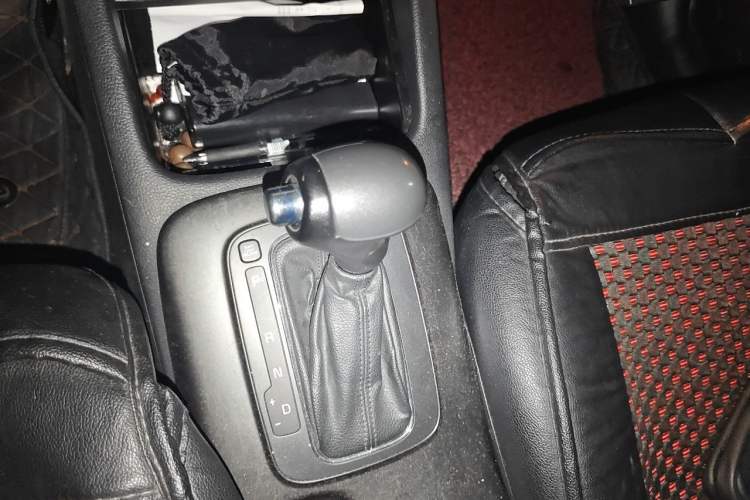 Used Kia K3 2013 1.6L Automatic GLS Gear Lever