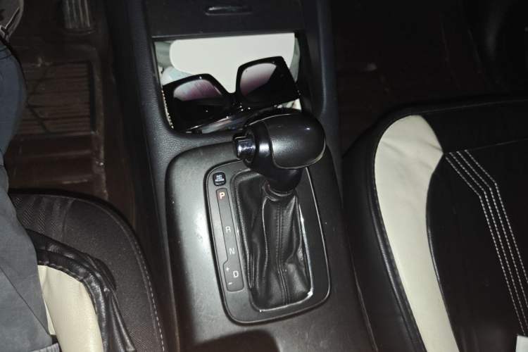 Used Kia K3 2013 1.6L Automatic DLX Gear Lever