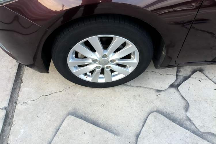 Used Kia K3 2013 1.6L Automatic GLS Left Front Wheel Hub