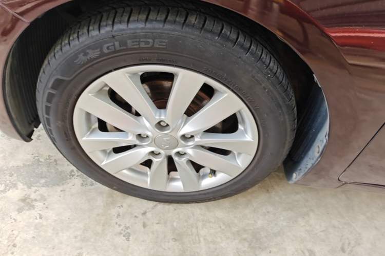 Used Kia K3 2013 1.6L Automatic GLS Left Front Wheel Hub