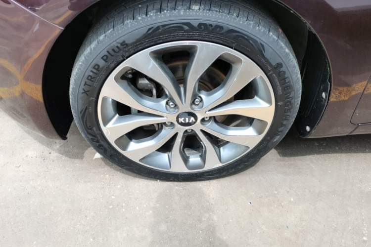 Used Kia K3 2013 1.6L Automatic Premium Left Front Wheel Hub