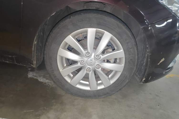 Used Kia K3 2013 1.6L Automatic GLS Right Front Wheel Hub