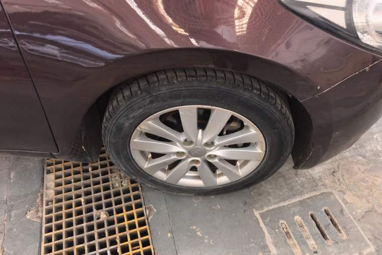 Used Kia K3 2013 1.6L Manual GLS Right Front Wheel Hub