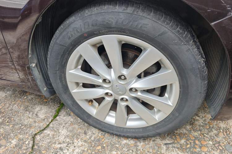 Used Kia K3 2013 1.6L Automatic GL Right Front Wheel Hub