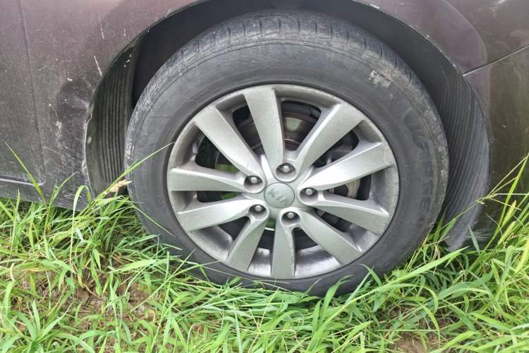 Used Kia K3 2013 1.6L Manual GLS Right Front Wheel Hub