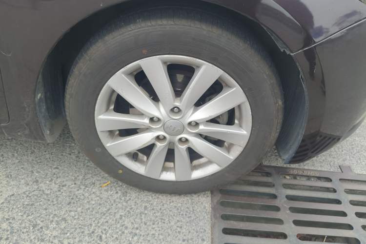 Used Kia K3 2013 1.6L Automatic GLS Right Front Wheel Hub