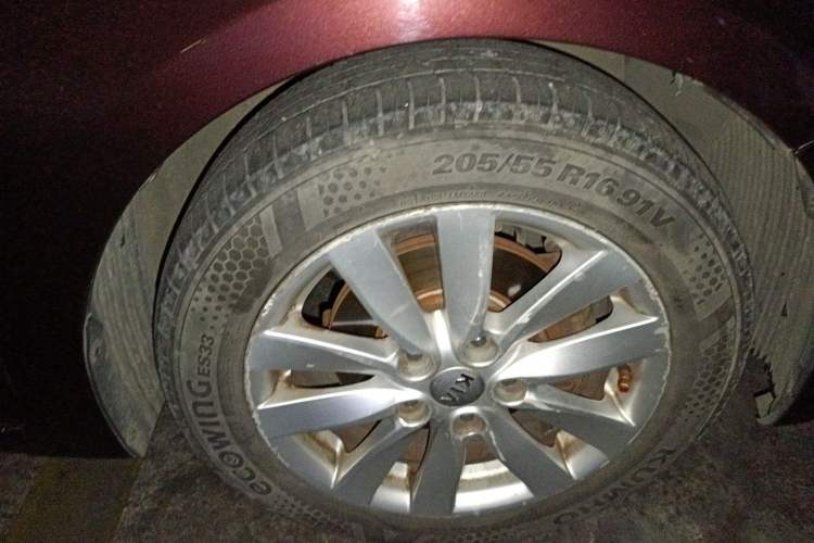 Used Kia K3 2013 1.6L Automatic DLX Right Front Wheel Hub