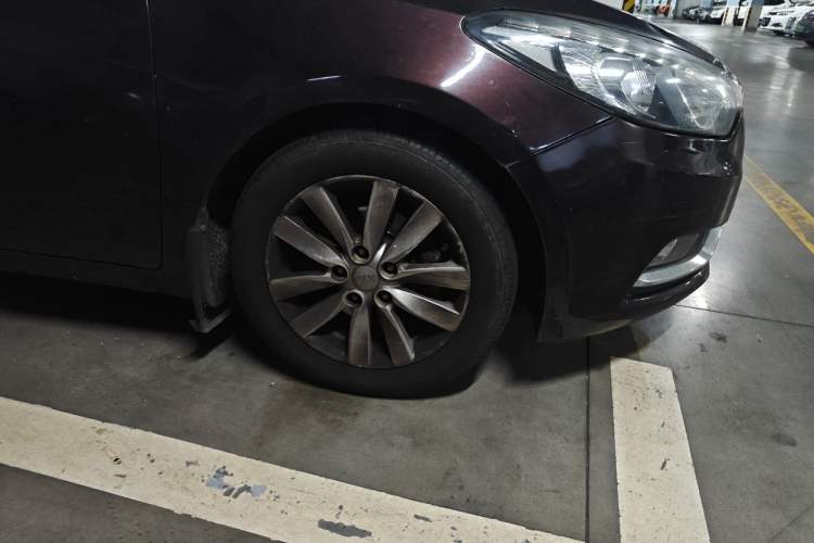 Used Kia K3 2013 1.6L Automatic DLX Right Front Wheel Hub