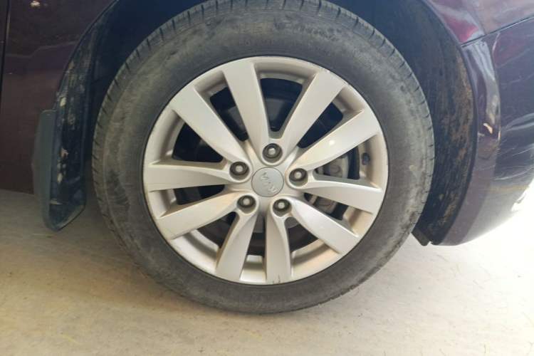 Used Kia K3 2013 1.6L Manual GLS Right Front Wheel Hub
