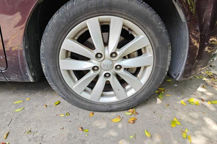 Used Kia K3 2013 1.6L Automatic GLS Right Front Wheel Hub