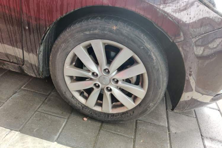 Used Kia K3 2013 1.6L Manual GLS Right Front Wheel Hub