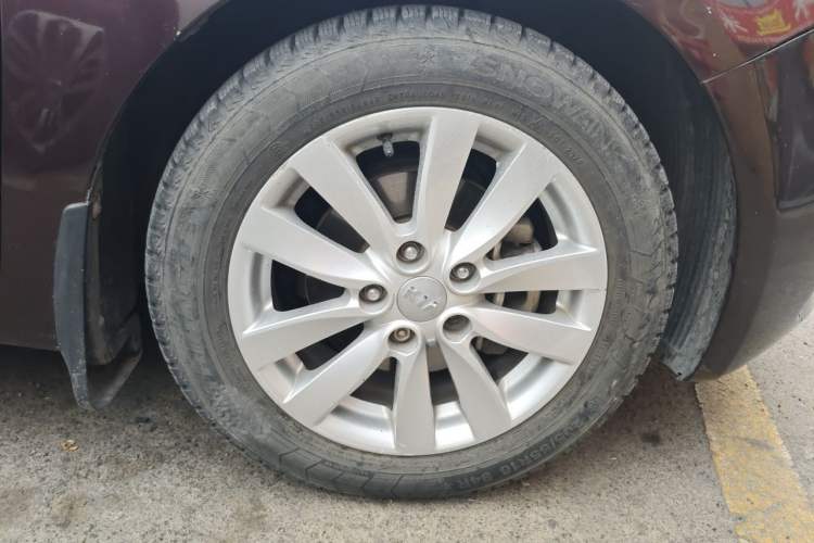 Used Kia K3 2013 1.6L Automatic GL Right Front Wheel Hub