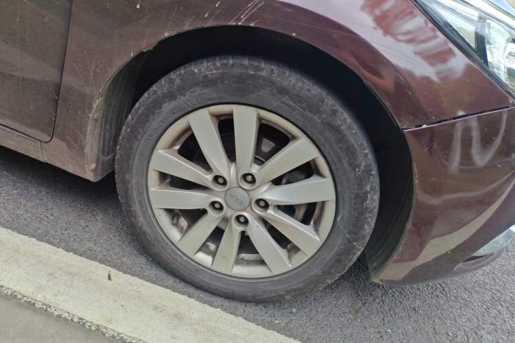 Used Kia K3 2013 1.6L Automatic GL Right Front Wheel Hub