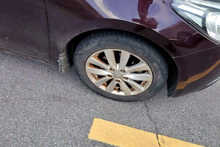 Used Kia K3 2013 1.6L Automatic GLS Right Front Wheel Hub