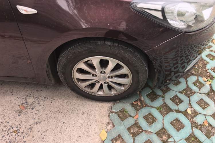 Used Kia K3 2013 1.6L Manual GL Right Front Wheel Hub