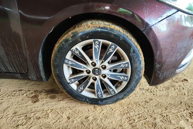Used Kia K3 2013 1.6L Manual GLS Right Front Wheel Hub