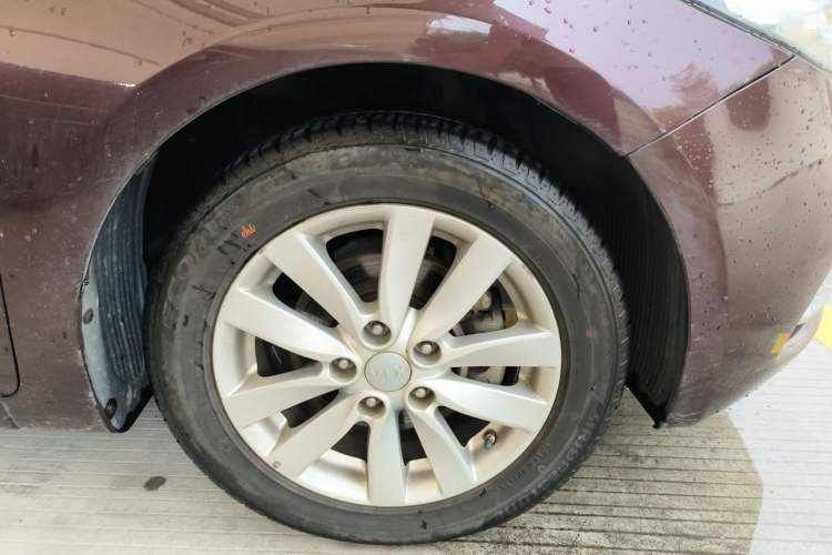 Used Kia K3 2013 1.6L Automatic DLX Right Front Wheel Hub