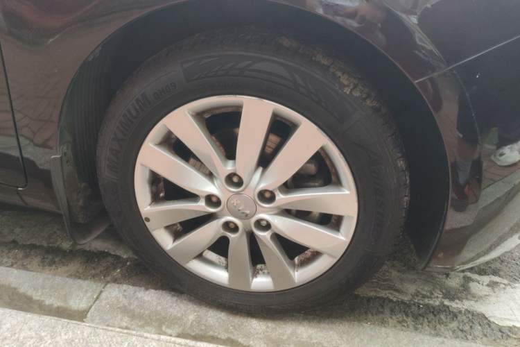 Used Kia K3 2013 1.6L Automatic GLS Right Front Wheel Hub
