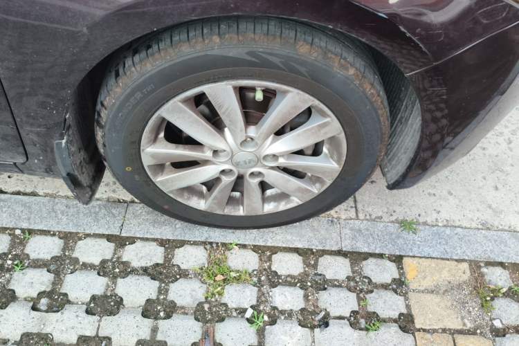 Used Kia K3 2013 1.6L Automatic GLS Right Front Wheel Hub