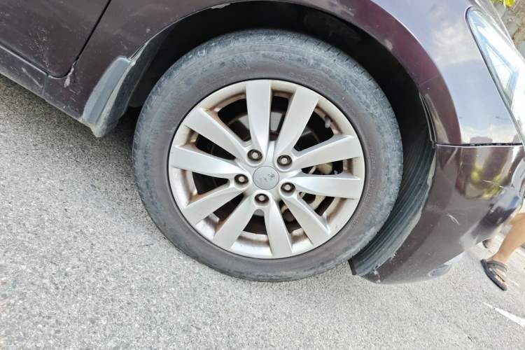 Used Kia K3 2013 1.6L Automatic GLS Right Front Wheel Hub