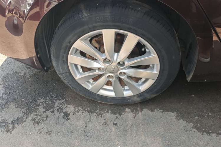 Used Kia K3 2013 1.6L Manual GLS Right Rear Wheel Hub